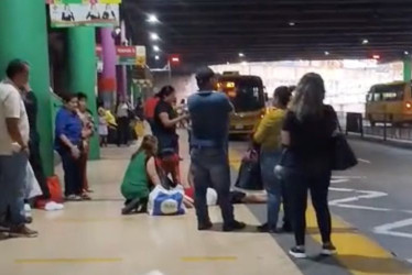 La mujer desmayada, en aparente estado de embarazo, fue trasladada en un taxi a un centro asistencial. 