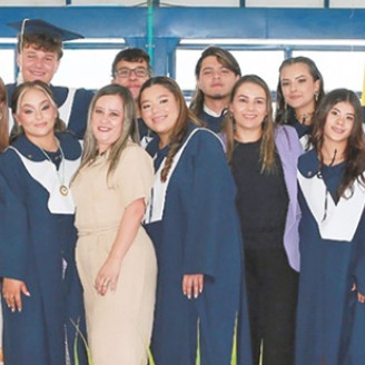 Fotos | Lector | LA PATRIA Grado 11, junto a Luisa Saldarriaga, exalumna; Nancy Guacaneme, gerente; Sonia Patricia Jaramillo Cardona, rectora; y Daniela González y Santiago Urdanivia, representantes de la junta directiva.