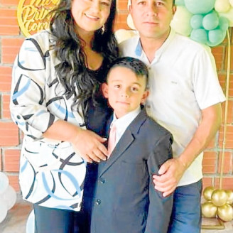 Foto | Lector | LA PATRIA Mateo Osorio Escobar, de Villamaría (Caldas), recibió la Primera Comunión el domingo 7 de diciembre en la iglesia Nuestra Señora del Rosario. Es hijo de los educadores Sandra Milena Escobar Franco de Osorio y Julio César Osorio. Se destaca como goleador de la Cantera de Jugadores de Manizales, nadador con medallas de oro para Caldas, estudiante bilingüe y líder estudiantil.