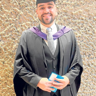 Foto | Lector | LA PATRIA Santiago Echavarría Vargas fue galardonado con el título de Licenciado en Ciencias, con honores de primera clase, tras completar satisfactoriamente el programa de pregrado en Gestión de Aerolíneas, Aeropuertos y Aviación en la London Metropolitan University en Londres. Sus padrers y familiaares lo felicitan por su nuevo logro profesional.