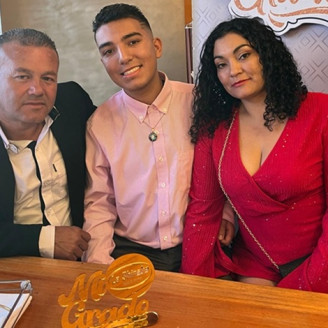 Emanuel Díaz Quintero se graduó como bachiller con profundización en pedagogía de la Escuela Normal Superior de Manizales. Lo acompañan sus padres, Mónica Quintero y Wilmar Meza.