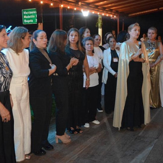 José Mario Ramírez, Norma Ramírez, Yaneth Guarín, Marya Morales, Ana María García, Odila González, Juliana Salcedo, Elsy Amparo González, María Nancy Estrada, Graciela Restrepo, Elizabeth Franco, Sonia Díaz, Gloria Pérez y Edilia Patiño, voluntariado de la Asociación.