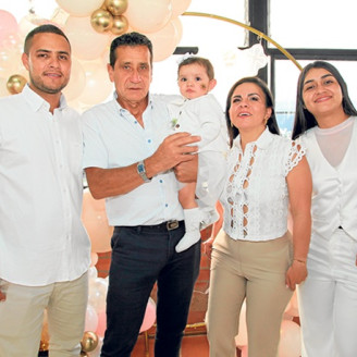Jhon Harold Rivillas García, padre; Fabián Guzmán Ramírez, padrino; Milagros Rivillas Hernández; Luisa Fernanda Echeverri Solis, madrina; y Laura Alejandra Hernández Buitrago, madre.