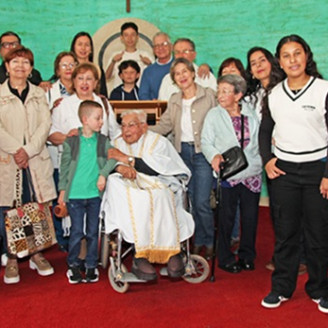 Evelio Valencia García junto a su familia.