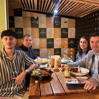 Fotos | Argemiro Idárraga | LA PATRIA Mateo Vanegas Giraldo, Gerardo Vanegas Alzate, Juanita Luna y David Eduardo Gómez Springstube en el restaurante La Patatería.
