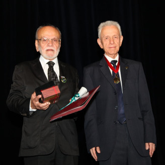 Fotos | Argemiro Idárraga | LA PATRIA Diego María Arias le entrega la Orden de la Paz al maestro Humberto Gallego Gómez.