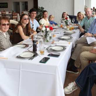 Foto | Argemiro Idárraga | LA PATRIA  Jorge A. Salazar, María Isabel Gutiérez, Luciana Arango, Martín Espitia, Catalina Giraldo, Victoria Salazar, Francisca Salazar, Alejandra Salazar, Lorenzo Salazar, Eduardo Arango, Felipe Gómez y Federica Salazar compartieron un almuerzo en el Club Manizales sede centro.