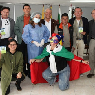 Foto | Argemiro Idárraga | LA PATRIA En la Sociedad de Mejoras Públicas de Manizales un grupo de personas se vacunó contra la apatía. La actividad se realiza en la Semana de la Participación Ciudadana con el fin de incentivar a las personas a involucrarse en las actividades de la ciudad. Durante esta semana estarán "vacunando" en diferentes partes de la ciudad.