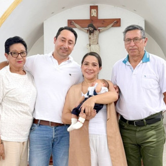 En la parroquia de Guarinocito se llevó a cabo el bautizo de Santiago Hernández Pérez, quien aparece en la imagen acompañado de sus padrinos y abuelos.En la parroquia de Guarinocito se llevó a cabo el bautizo de Santiago Hernández Pérez, quien aparece en la imagen acompañado de sus padrinos y abuelos.
