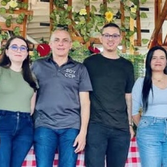 En Anserma (Caldas) ya es tradición que la corporación CCP telecomunicaciones, que ofrece servicios en el campo de la comunicación, reúne a los comunicadores del municipio en torno a un almuerzo. La gerente de esta entidad, Liliana María Iglesias, destacó la importancia y el papel que cumplen los comunicadores en radio, televisión y prensa escrita.