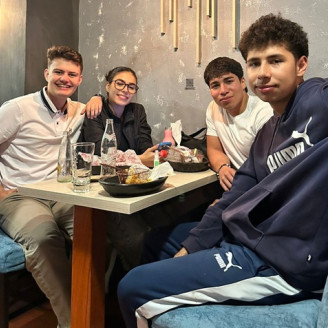Foto | LA PATRIA Carlos Giraldo, Allyson Trejos, Emmanuel Ruda y Julián Guarín compartieron una cena de amigos en el restaurante Bisontte en Chipre.