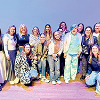 Foto | Lector | LA PATRIA La comunidad Mujeres Con Ideales celebró sus cinco años de trayectoria asistiendo a la charla de la reconocida escritora e historiadora Diana Uribe. Durante el evento, la conferencista presentó su ponencia Grandes empresarios del siglo XX. La actividad se llevó a cabo en el Centro Cultural Teatro Los Fundadores.