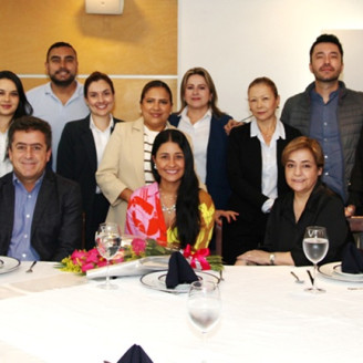 Fotos | Argemiro Idárraga | LA PATRIA Grupo de compañeros asistente al almuerzo.