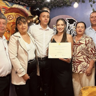 Carolina Sánchez Cárdenas obtuvo su título como fisioterapeuta de la Universidad Autónoma de Manizales. Compartió la cena de su grado junto a sus suegros, José Luis Valencia y Sandra Bernal; su pareja, Juan Felipe Velencia; y sus padres, Sandra Patricia Cárdenas y Jhon Fernando Sepúlveda.