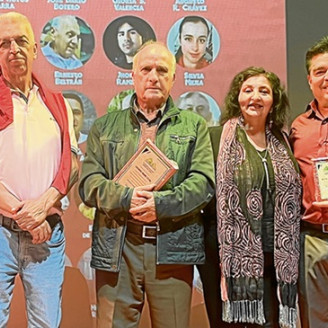 Foto | Henry Giraldo | LA PATRIA Marino Ramírez, hermano del exalcalde, quien también fue alcalde hace 51 años, recibió el reconocimiento (segundo de izquierda a derecha). El exsecretario de Cultura de la época, Héctor Sánchez (último de izquierda a derecha), también fue distinguido con una placa en agradecimiento. Los acompaña el exalcalde Henry Ramírez, quien institucionalizó esta celebración mediante un proyecto presentado al Concejo. Dolly Montes, escritora y una de las organizadoras, hizo entrega de lo