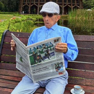 Foto | Cortesía | LA PATRIA José Genaro Muñoz es un fiel lector y suscritor de LA PATRIA desde el 2005. En la imagen aparece leyendo El Periódico de Casa en el Recinto del Pensamiento.