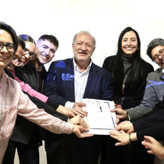 Foto | MinCultura | LA PATRIA El manizaleño Octavio Arbeláez recibió el reconocimiento Guillermo Heras por una trayectoria, de 50 años, dedicada a las artes escénicas.