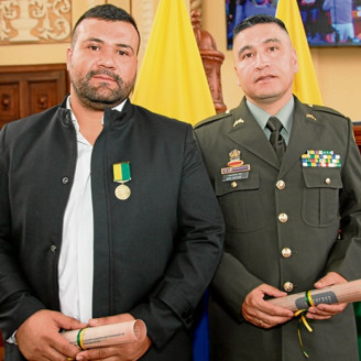 Óliver Alexánder Pescador y el intendente jefe de la Policía Nacional en Caldas Juan Pablo Hurtado Núñez