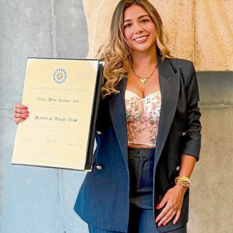 Foto | Henry Giraldo | LA PATRIA Ángela María Santana Toro, natural de Manzanares (Caldas), obtuvo su título como magíster en Derecho Penal de la Universidad Santo Tomás.
