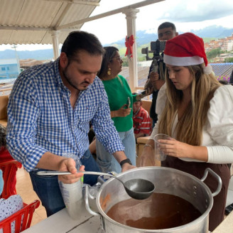 El alcalde Jhon Jairo Castaño y la primera gestora social Daniela Nieto rindieron un emotivo homenaje a los adultos mayores del municipio más longevo de Colombia.