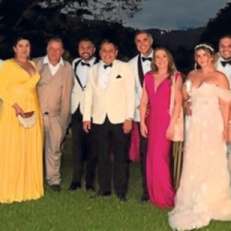 Al matrimonio del alcalde de Neira, Jhon Jairo Castaño, con la periodista Daniela Nieto, asistieron políticos, entre ellos dos precandidatos presidenciales.