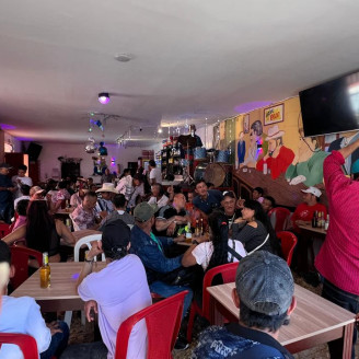 El tradicional sonido de la batería, con sus timbales y bombos, retumba desde el Bar Azul y Rojo, ubicado en la plaza de mercado del municipio.