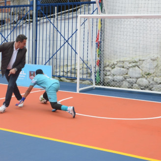 En la entrega de la nueva cancha del barrio Las Américas hubo saque de honor. El alcalde, Jorge Eduardo Rojas, lo hizo con los niños del semillero del barrio. Definió de ‘taquito’, pero no le salió.