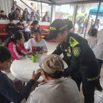 Almuerzo comunitario Foto| Policía | LA PATRIA