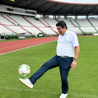 En la firma del convenio entre el Sena y el Once Caldas, Óscar Andrés Maldonado Mora, director de la entidad, se animó a darle a la 21 en el estadio Palogrande.