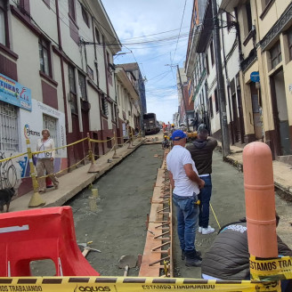 Los vecinos agradecen el incidente con el vehículo de carga, no solo por exponer una cárcava que se desconocía y preocupa, si no que creó las condiciones para “estrenar calle”.