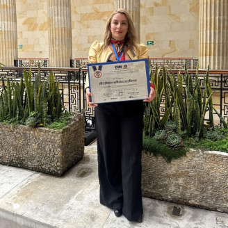 Foto | Cortesía | LA PATRIA La manzanareña Ángela Calle, integrante del medio de comunicación digital M3 Mujeres, Motores y Motos, recibió la distinción “Impacto Social Cinco”.