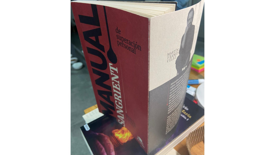 Jaravela se estrena en la colección arganeo, de no ficción, con Manual sangriento de superación personal.