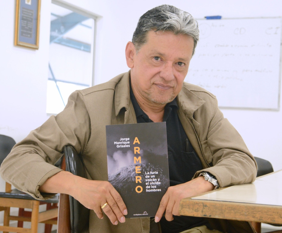 Jorge Manrique Grisales con su libro.