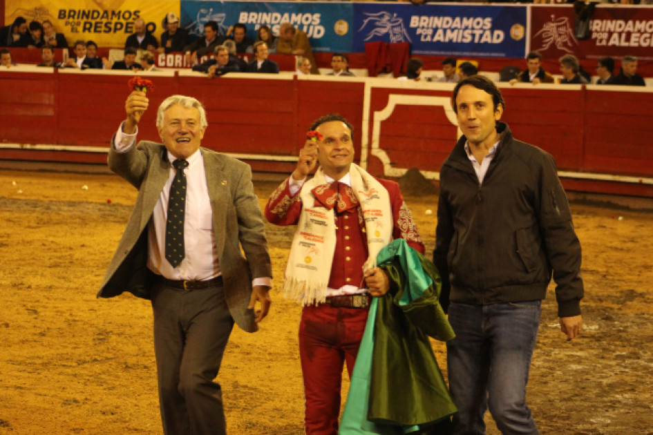 El torero español Antonio Ferrera dio anoche la vuelta al ruedo con Miguel y Marcelo Gutiérrez de la ganadería de Ernesto Gutiérrez Arango, luego de indultar al novillo Panadero de 360 kilos.