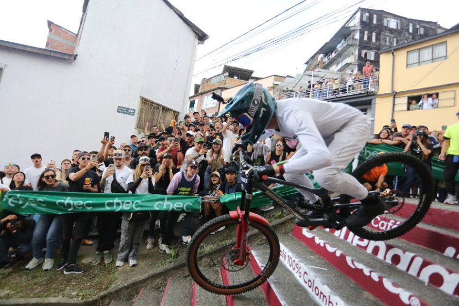 Felipe Rodríguez, piloto caldense, desciende sobre una de las rampas del down hill de la Feria de Manizales