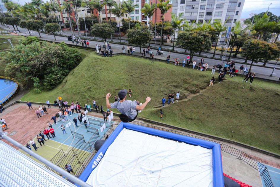 Salto de 12 metros del Bag Jump que estuvo como atracción extrema en la Feria de Manizales.
