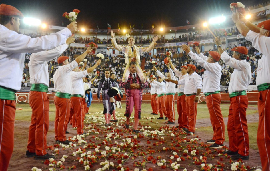 El torero español Enrique Ponce salió en hombros por un camino de claveles anoche de la plaza de toros en su última tarde en Manizales. Le cortó tres orejas a sus toros de la ganadería de Ernesto Gutiérrez.