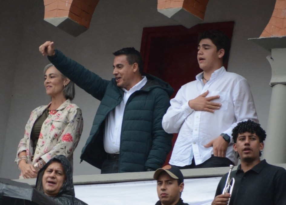 El alcalde de Manizales, Jorge Eduardo Rojas, el martes en la Plaza de Toros de Manizales, acompañado de su familia. 