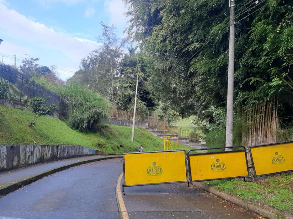 La vía está cerrada por una actividad de la Feria de Manizales 2025. La Alcaldía sugiere un camino provisional.