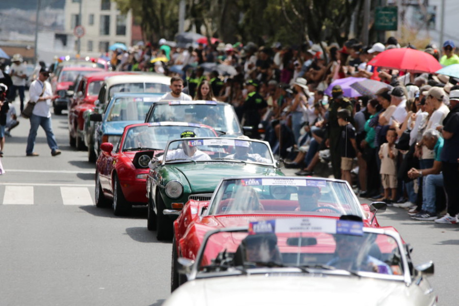 La gente de nuevo acudió a las calles para ver carros antiguos y clásicos.