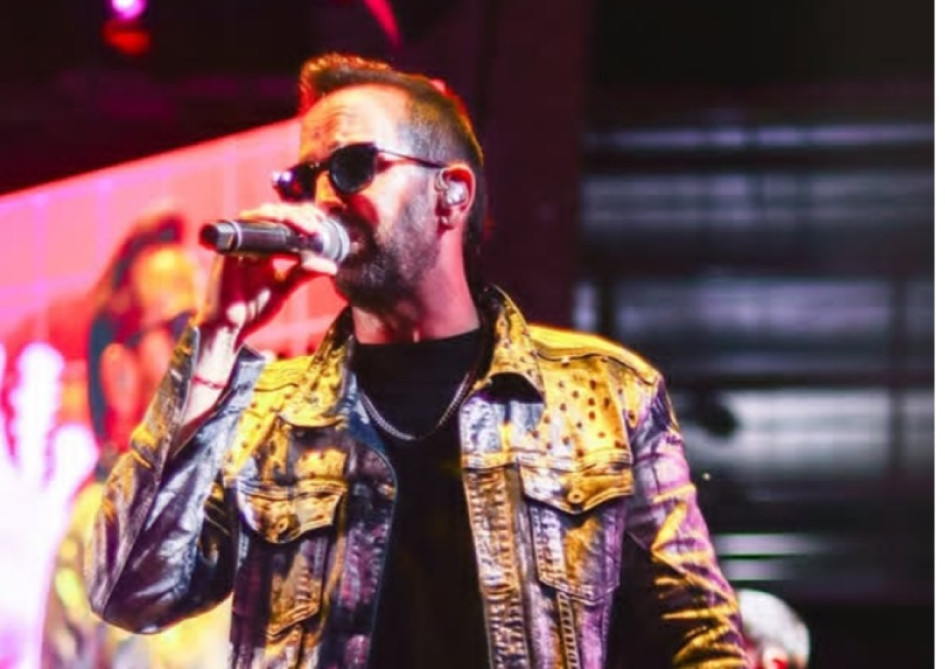 Lucas Arnau, artista paisa, durante un concierto. 