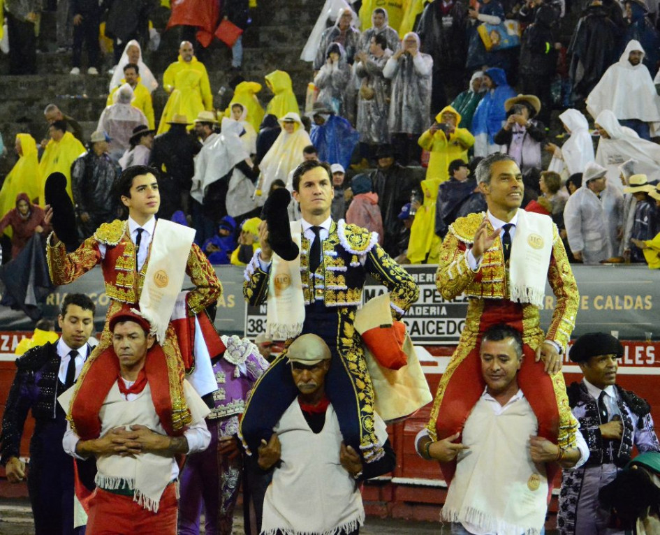 Marco Pérez, Daniel Luque y Luis Bolívar salieron en hombros anoche de la Plaza de Toros de Manizales, luego de cortarle cada uno las dos orejas a sus ejemplares de la ganadería de Juan Bernardo Caicedo.