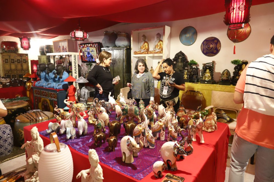 Las figuras de elefantes hacen parte de las artesanías presentes en este pabellón.