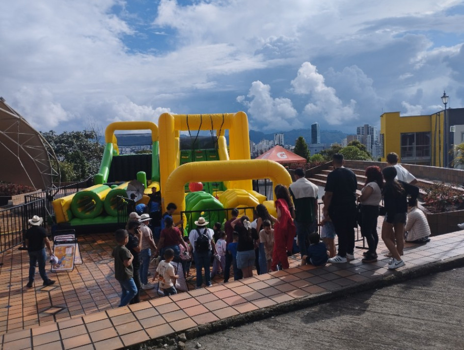 Los Niños y sus familias comparten estos espacios de juego instalados en Los Yarumos.
