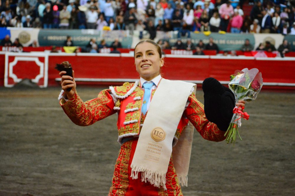 Olga Casado en la vuelta al ruedo, luego de cortarle una oreja a su novillo Amadis de Grecia de 382 kg de la ganadería de Ernesto Gutiérrez.