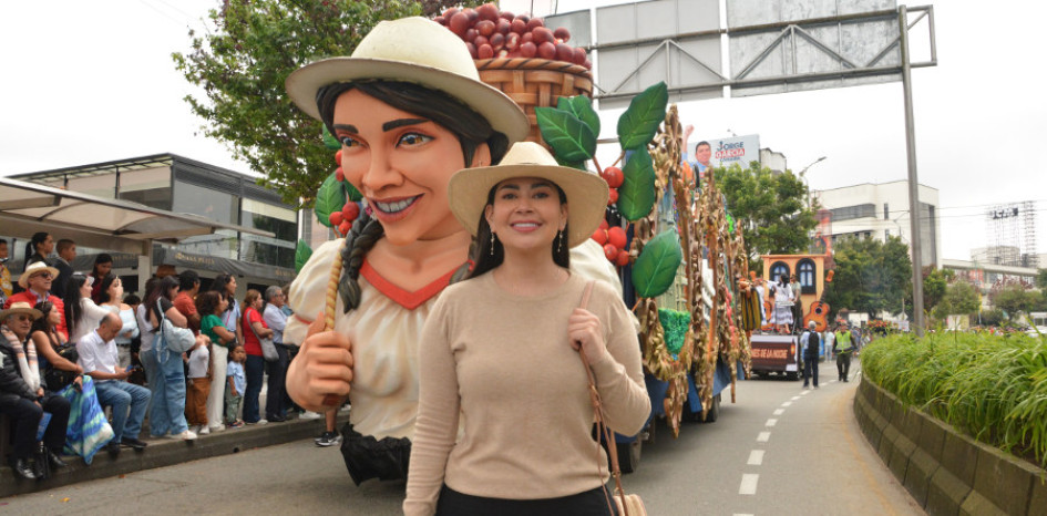Paola Rodríguez, artista y escultora del Carnaval de Negros y Blancos, y pionera del Taller Artístico y creativo Arlexor, posa para la imagen con una de las carrozas gigantes que exhibió en el Desfile de Bienvenida de las candidatas al Reinado Internacional del Café.
