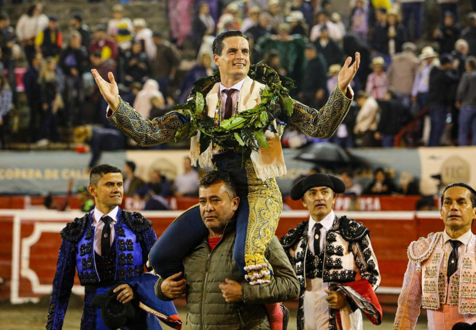 El torero español David Galván saliendo en hombros tras su triunfo en la primera corrida de abono.