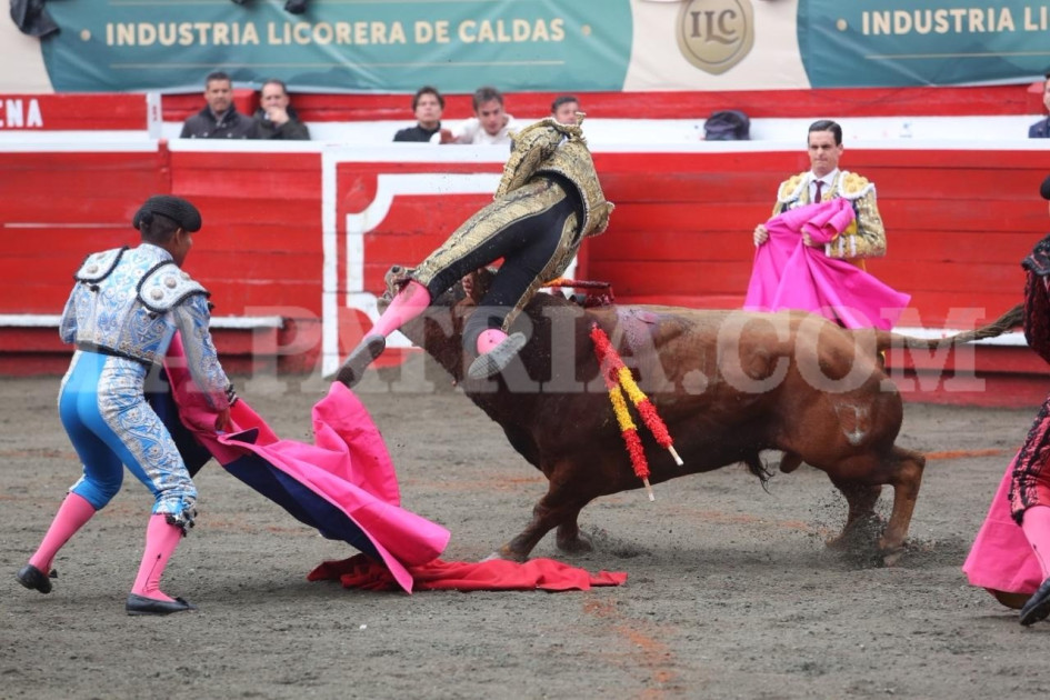 Así fue la cogida del tercero de la tarde al torero colombiano Juan Sebastián Hernández.