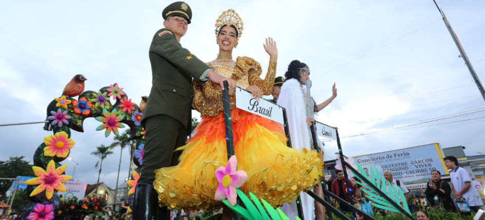 La representante de Brasil es de las más aclamadas por el público. Durante el Desfile de las Naciones cautivó con su vestido amarillo.