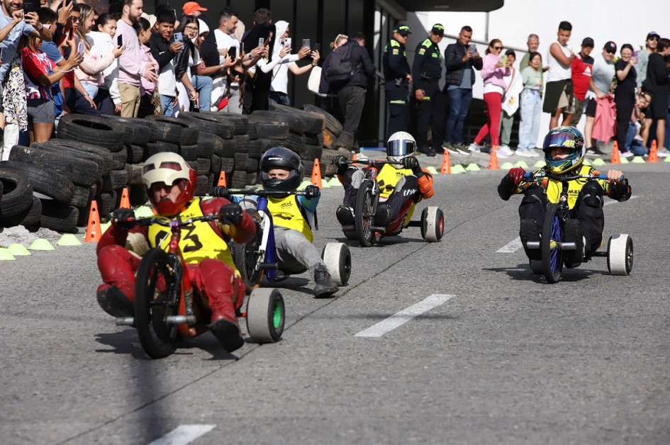 Cada curva terminó abarrotada de espectadores.